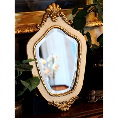 Baltai auksinis veidrodis su kriaukle