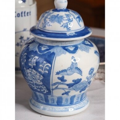 Baltai mėlyna porceliano vaza su dangčiu