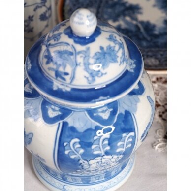 Baltai mėlyna porceliano vaza su dangčiu