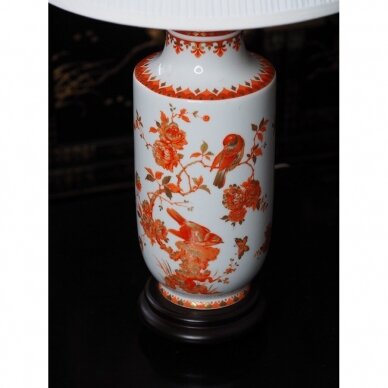 Balto porceliano lempa, dekoruota paukščiais ir gėlėmis rytietiška maniera