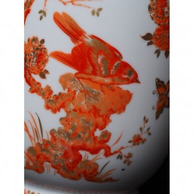 Balto porceliano lempa, dekoruota paukščiais ir gėlėmis rytietiška maniera