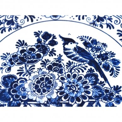 Delfts rankomis dekoruota baltai mėlyna lėkštė su paukščiuku
