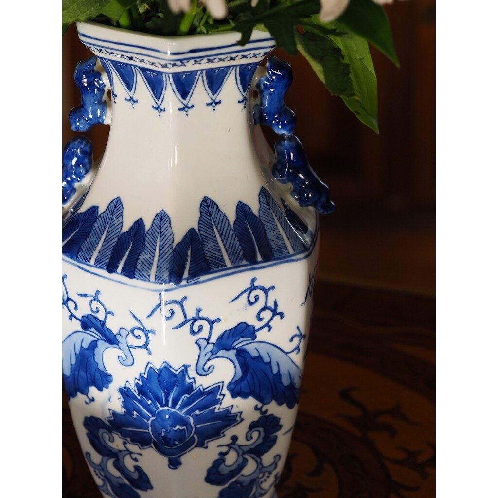 Elegantiška mėlyno ir balto porceliano vaza su rytietiškais ornamentais 2