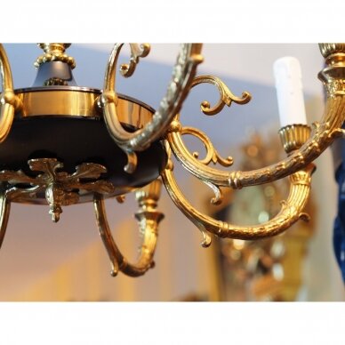 Elegantiška bronzinė aštuonių šakų lempa, dekoruota juodomis detalėmis