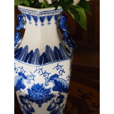 Elegantiška mėlyno ir balto porceliano vaza su rytietiškais ornamentais 2 Elegantiška mėlyno ir balto porceliano vaza su rytietiškais ornamentais 2