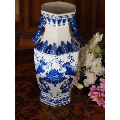 Elegantiška mėlyno ir balto porceliano vaza su rytietiškais ornamentais 3 Elegantiška mėlyno ir balto porceliano vaza su rytietiškais ornamentais 3