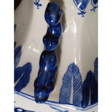 Elegantiška mėlyno ir balto porceliano vaza su rytietiškais ornamentais 4