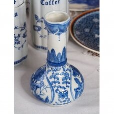 Lotoso žiedais dekoruota baltai mėlyno porceliano vaza