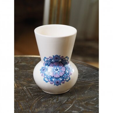 Mid century stiliaus vaza, dekoruota melsvu ornamentu