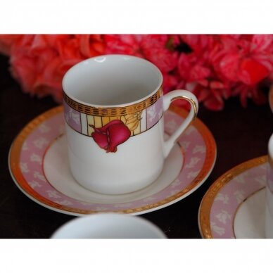 Penkių japoniškų espreso puodelių, dekoruotų rožėmis, komplektas