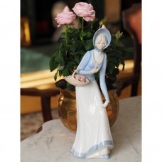 Porceliano figūrėlė „Mergina su rožėmis“