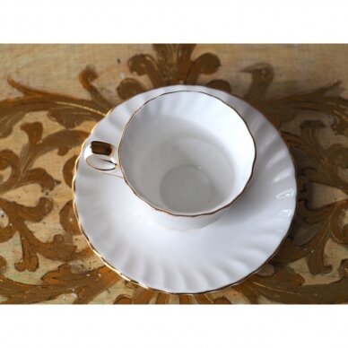 Queen Anne balto porceliano puodelis