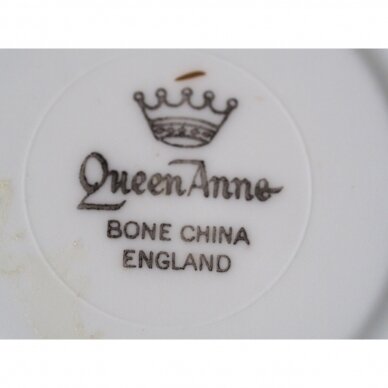 Queen Anne balto porceliano puodelis