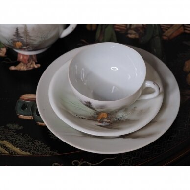 Rankomis dekoruotas porceliano arbatos komplektas, puoštas tradiciniais peizažais