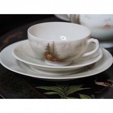 Rankomis dekoruotas porceliano arbatos komplektas, puoštas tradiciniais peizažais