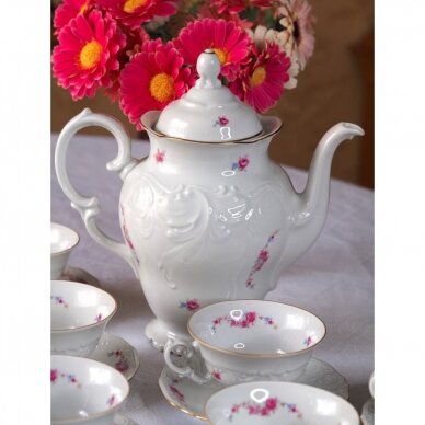 Romantiškas arbatinukas, dekoruotas rausvomis rožėmis