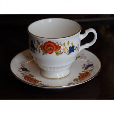 Royal Kent puodelis, dekoruotas ryškiomis gėlėmis