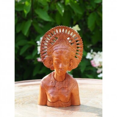 Balio salos medinė moters skulptūra