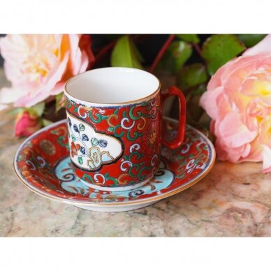 Rytietiškas espreso puodelis, dekoruotas gėlėmis