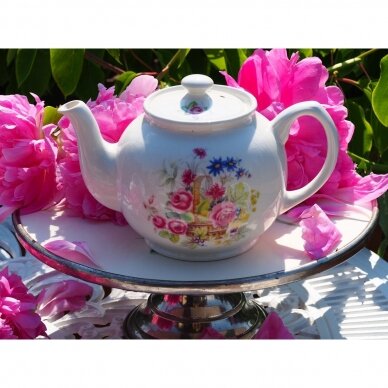 Sadler arbatinukas, dekoruotas gėlių krepšeliu