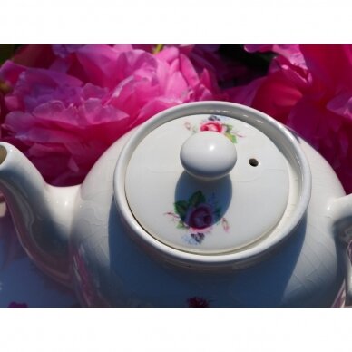 Sadler arbatinukas, dekoruotas gėlių krepšeliu
