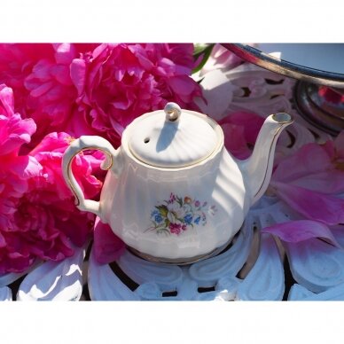 Sadler, arbatinukas, dekoruotas pievų gėlėmis