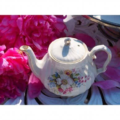 Sadler, arbatinukas, dekoruotas pievų gėlėmis