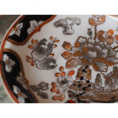 Sakuros žiedais ir drugeliais dekoruotas rytietiškas puodelis