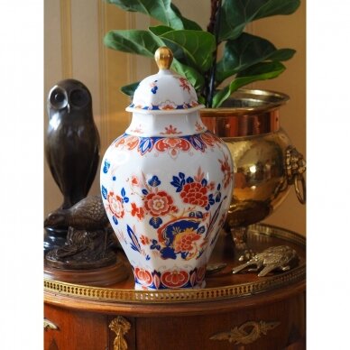 Seltman porceliano vaza su dangčiu