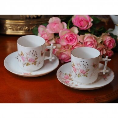 Senovinis puodelis su lėkštute, dekoruoti rožinėmis gėlėmis ir drugeliais