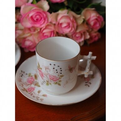 Senovinis puodelis su lėkštute, dekoruoti rožinėmis gėlėmis ir drugeliais