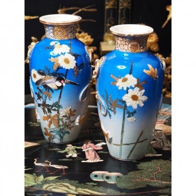 Senovinių mėlynų rytietiška maniera dekoruotų vazų pora