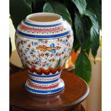 Vaza su dangčiu, dekoruota primityvistiniu stiliumi