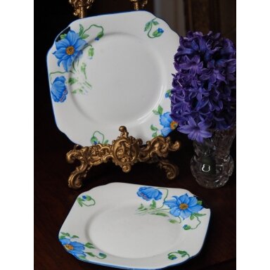 Vintažinės Gladstone China kvadratinės lėkštės su mėlynomis gėlėmis Vintažinės Gladstone China kvadratinės lėkštės su mėlynomis gėlėmis