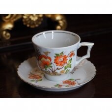 Winterling puodelis, dekoruotas oranžinėmis gėlėmis