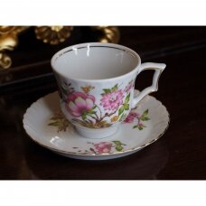 Winterling puodelis, dekoruotas rožinėmis gėlėmis