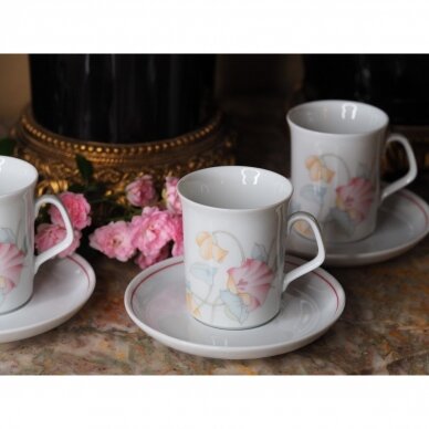 Winterling keturių porceliano puodelių, dekoruotų rožiniais žiedais, rinkinys