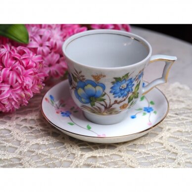 Winterling puodelis, dekoruotas mėlynomis gėlėmis