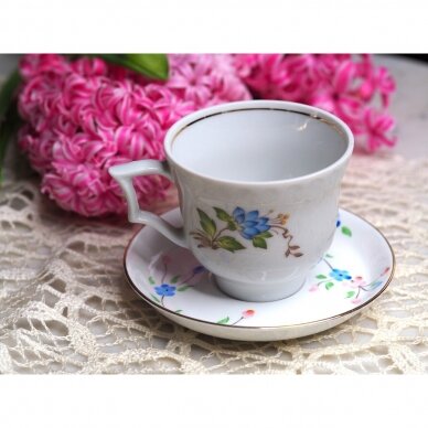 Winterling puodelis, dekoruotas mėlynomis gėlėmis